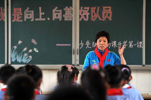 1976年前，郑长河疏忽四人帮虎伥韦立对他的毒害对峙吹奏为吊唁周总理而作的小提琴曲《一月的衰思》，使韦立诡计幻灭，并博得了珊珊姑娘的爱心。《糊口的颤音》是部音乐故事片。影片经由过程一对情人郑长河和徐珊珊在1976年清明节前后几天的遭受和恋爱履历，真实而活泼地再现了伟年夜的“四·五”活动这段波涛壮阔的汗青事实。反应全国泛博人平易近大众对周恩来总理的无穷崇拜和纪念，对“四人帮”的非常愤慨，和他们为争夺人平易近平易近主而支出的价格和牺牲。影片没有复杂的故工作节，也未写震天动地的英雄业绩，而是从糊口进手，以纪实的手法，把人平易近大众同“四人帮”的斗争融于通俗人的平常糊口当中，使影片有浓烈的糊口气味和强烈的时期感，显得加倍真实可托，传神动人。《糊口的颤音》是1976年打垮“四人帮”后，1978年我们党成功召开了十一届三中全会，全国起头了汗青性的伟年夜转折，在我国片子史上呈现的首批优异故事片之一。影片不但有很好的思惟性，并且有很高的艺术性。具有以下几个特点：第一，影片具有光鲜、强烈的时期特点。第二，影片布满真实、天然的糊口气味。第三，把故工作节和美好的音乐有机地交叉在一路，以音乐故事片的情势付与影片浓烈的抒怀色采。第四，采取了新奇新颖的片子手法。 《糊口的颤音》上映后，遭到全国泛博不雅众的爱戴和接待。它是西影建厂20多年来第一部取得全国性嘉奖的影片，它标记着西影进进起飞的新阶段。也标记着西影和我国片子事业的畅旺发财。 西安片子制片厂摄制